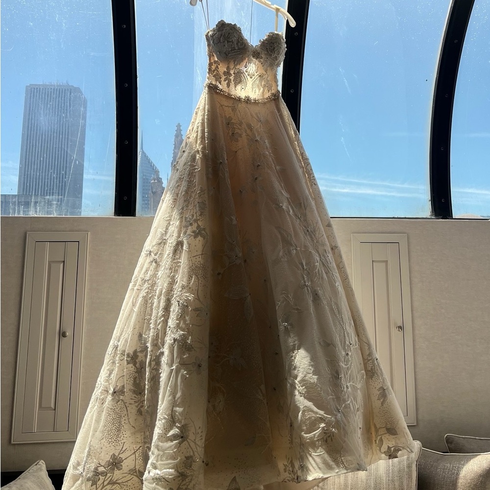 Elegant Floral Lace Wedding Gown